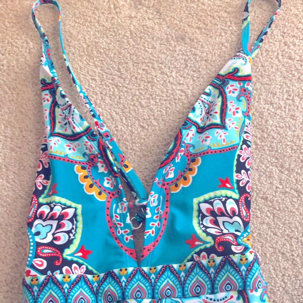 Cute swimsuit - Picture 2 of 9